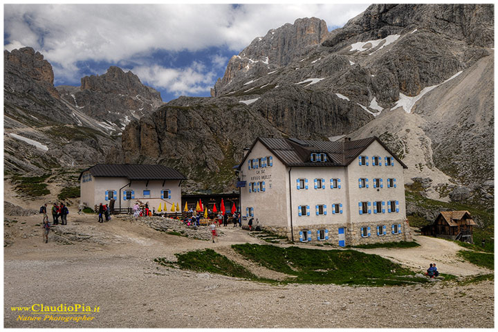 rifugio vajolet in val di fassa, dolomiti